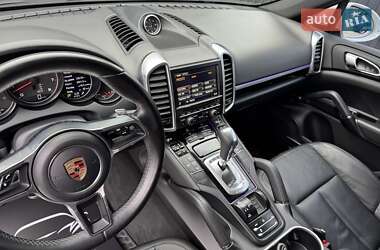 Внедорожник / Кроссовер Porsche Cayenne 2016 в 