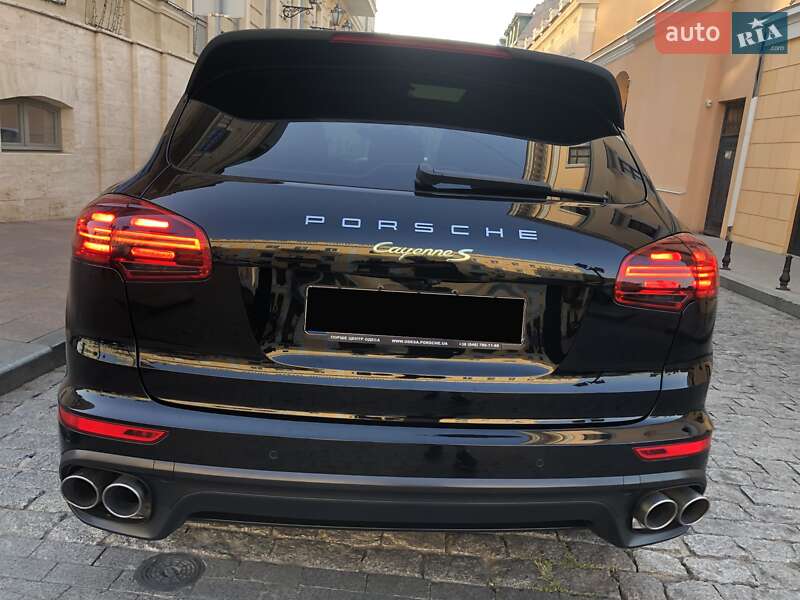 Внедорожник / Кроссовер Porsche Cayenne 2015 в 