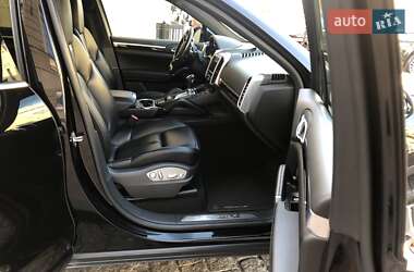 Внедорожник / Кроссовер Porsche Cayenne 2015 в 