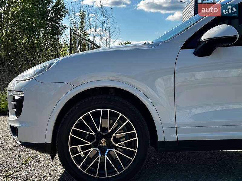 Позашляховик / Кросовер Porsche Cayenne 2015 в Харкові