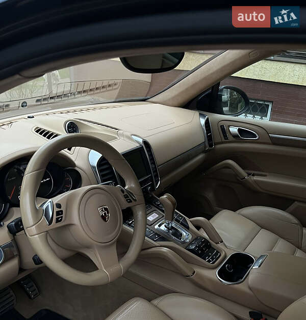 Позашляховик / Кросовер Porsche Cayenne 2012 в Чернівцях
