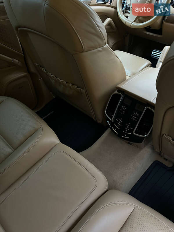 Позашляховик / Кросовер Porsche Cayenne 2012 в Чернівцях