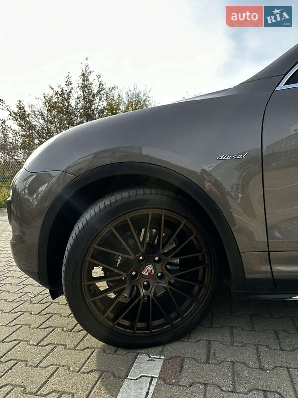 Позашляховик / Кросовер Porsche Cayenne 2015 в Києві