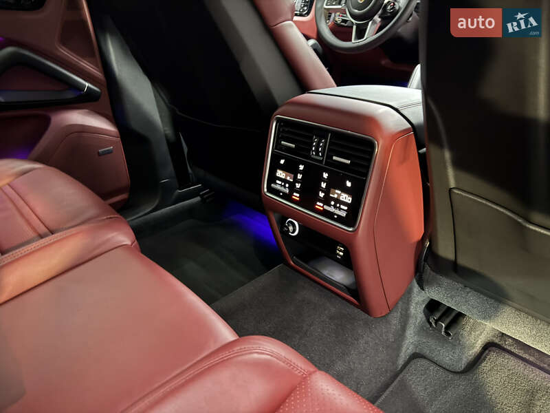 Внедорожник / Кроссовер Porsche Cayenne 2018 в Киеве