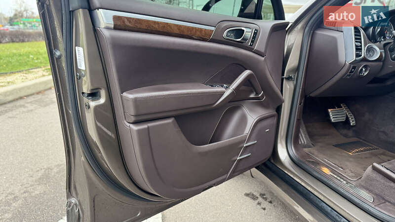 Позашляховик / Кросовер Porsche Cayenne 2013 в Києві