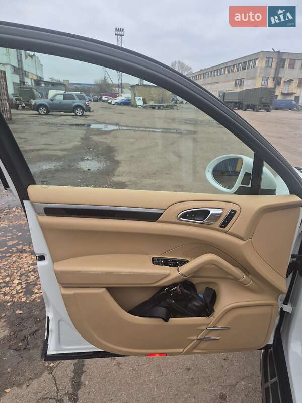 Внедорожник / Кроссовер Porsche Cayenne 2014 в Киеве