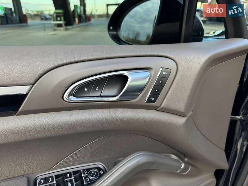 Внедорожник / Кроссовер Porsche Cayenne 2015 в Николаеве