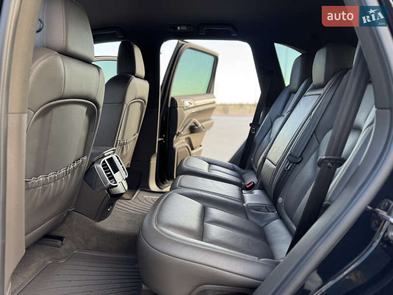 Внедорожник / Кроссовер Porsche Cayenne 2015 в Николаеве