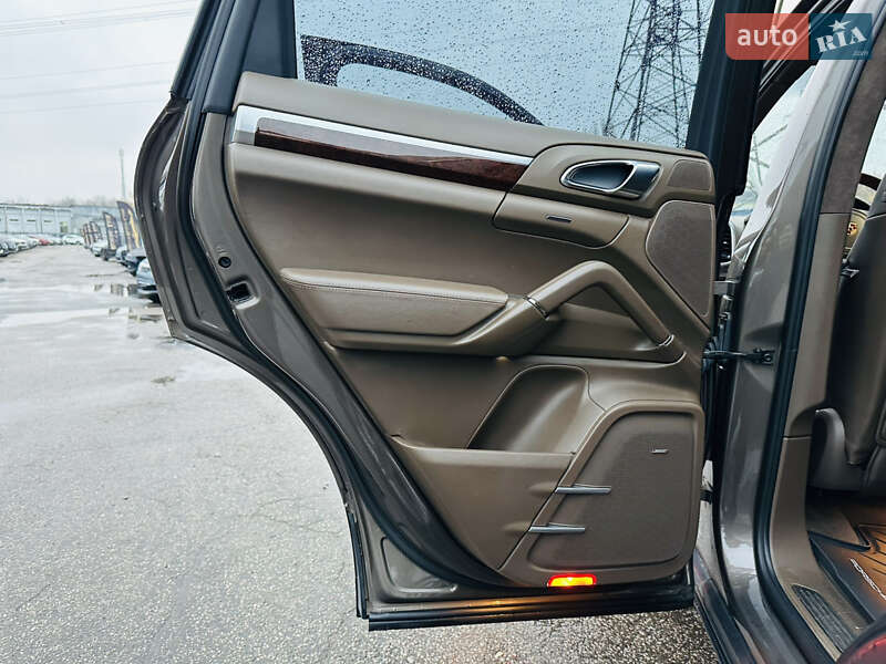 Позашляховик / Кросовер Porsche Cayenne 2012 в Харкові