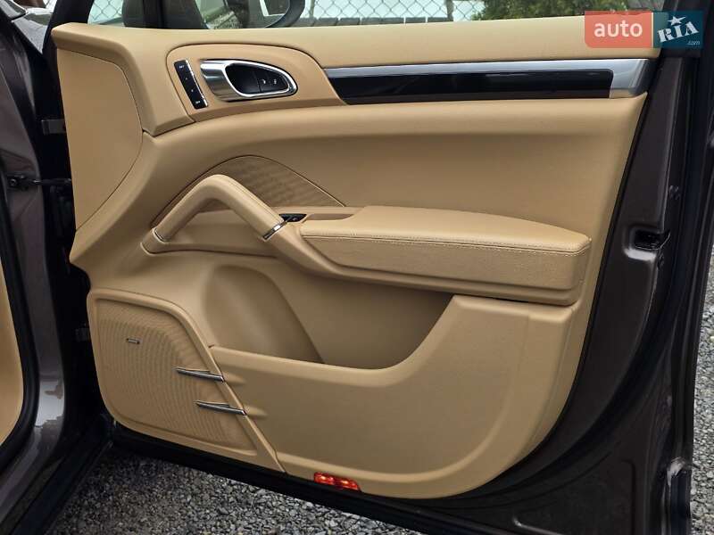 Внедорожник / Кроссовер Porsche Cayenne 2012 в Тернополе