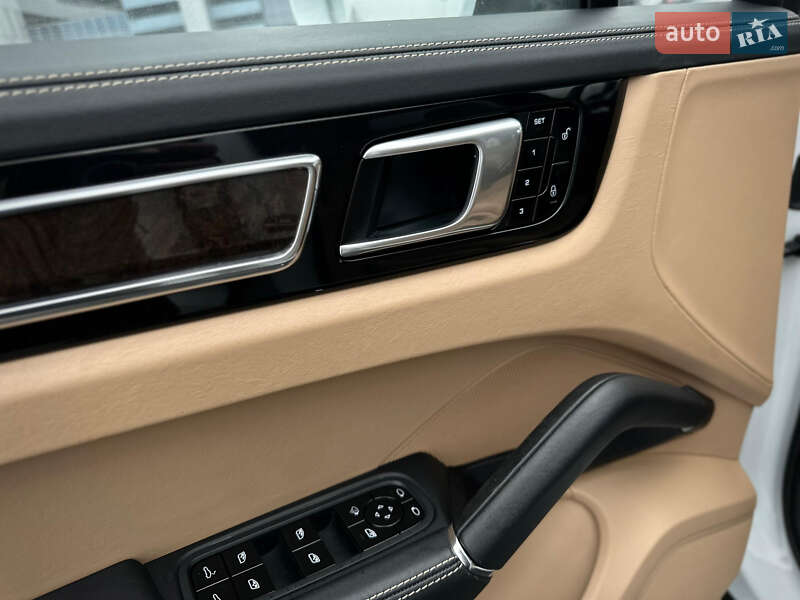 Внедорожник / Кроссовер Porsche Cayenne 2017 в Киеве