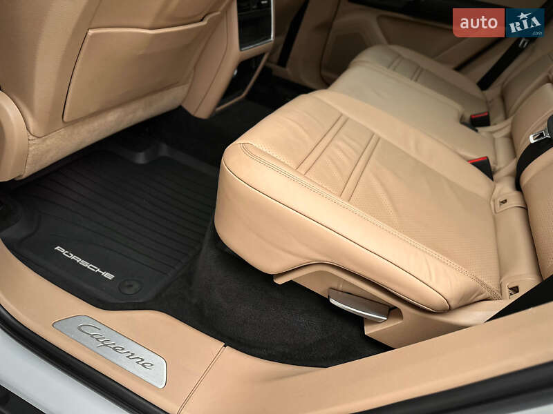 Внедорожник / Кроссовер Porsche Cayenne 2017 в Киеве