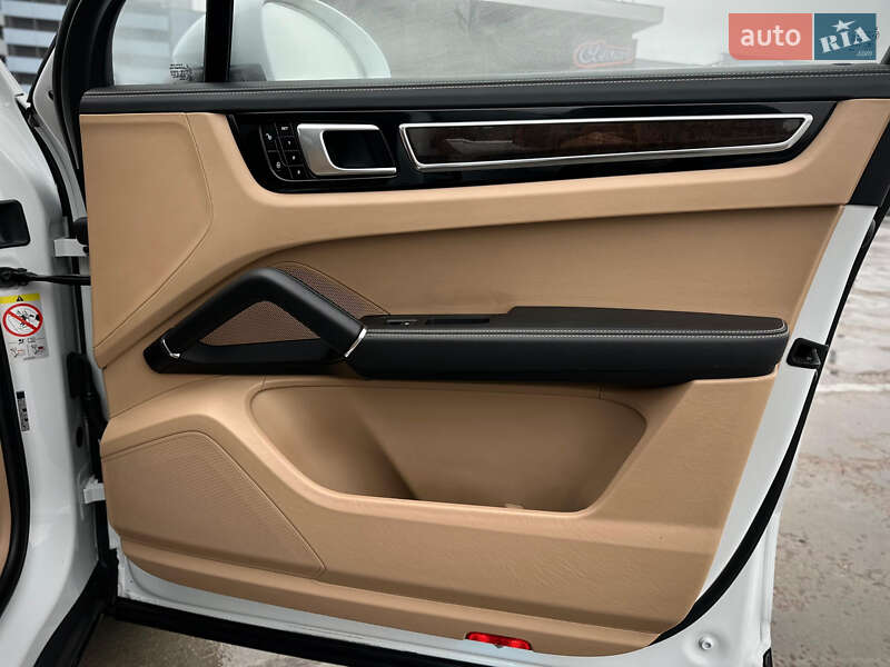 Внедорожник / Кроссовер Porsche Cayenne 2017 в Киеве