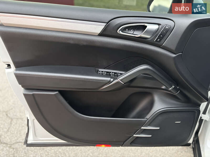 Позашляховик / Кросовер Porsche Cayenne 2013 в Києві