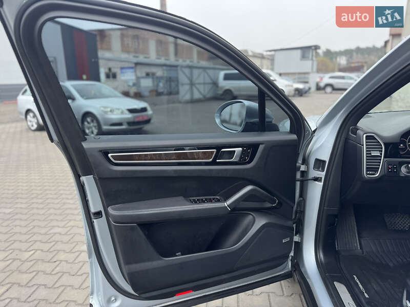 Внедорожник / Кроссовер Porsche Cayenne 2018 в Луцке