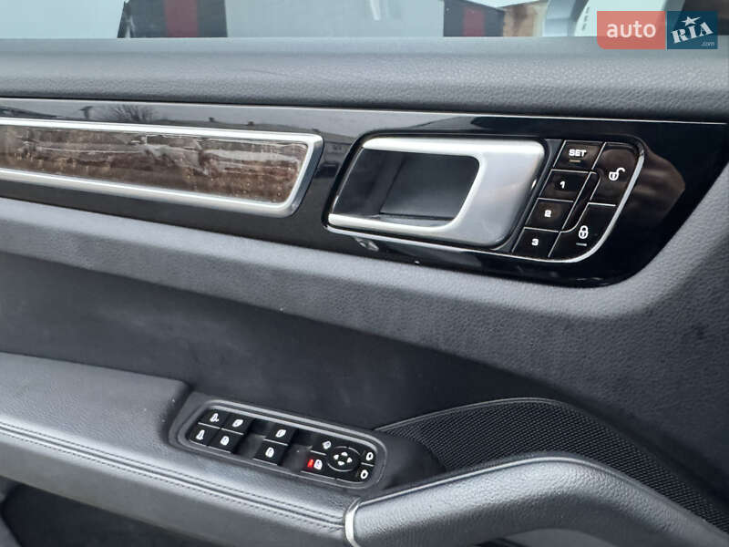 Внедорожник / Кроссовер Porsche Cayenne 2018 в Луцке