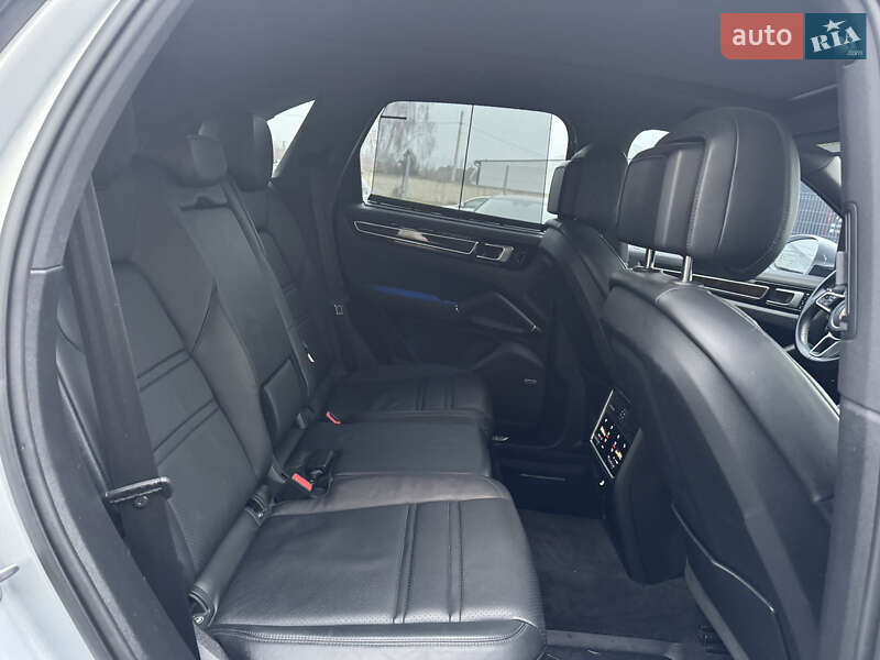 Внедорожник / Кроссовер Porsche Cayenne 2018 в Луцке