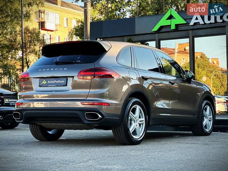 Внедорожник / Кроссовер Porsche Cayenne 2016 в Киеве