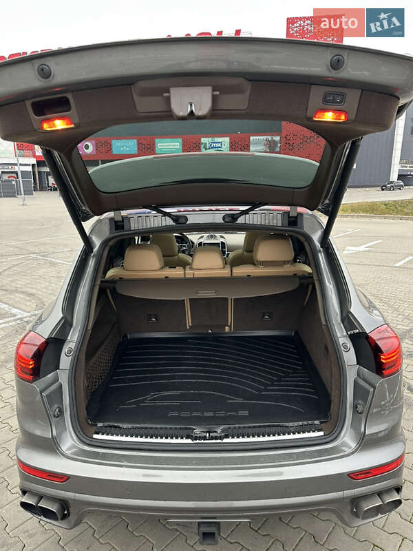 Позашляховик / Кросовер Porsche Cayenne 2016 в Києві