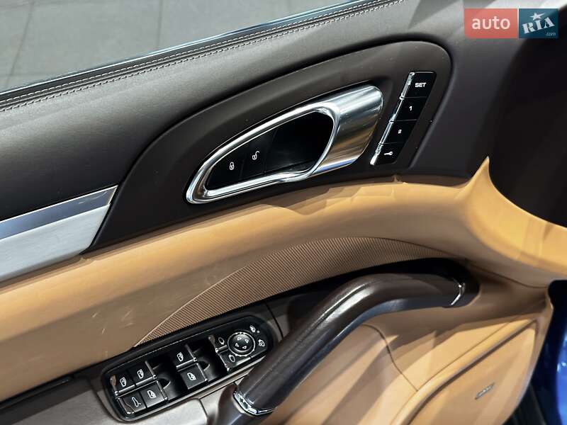 Позашляховик / Кросовер Porsche Cayenne 2016 в Одесі