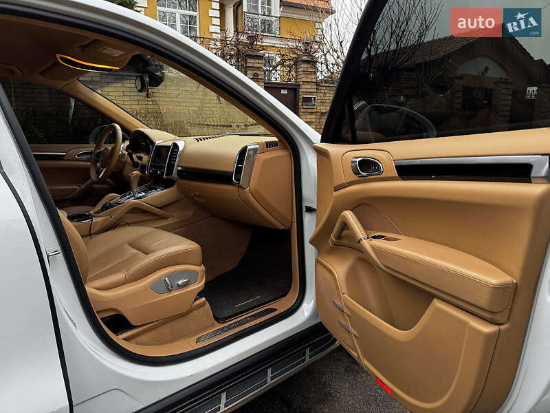 Внедорожник / Кроссовер Porsche Cayenne 2015 в Киеве