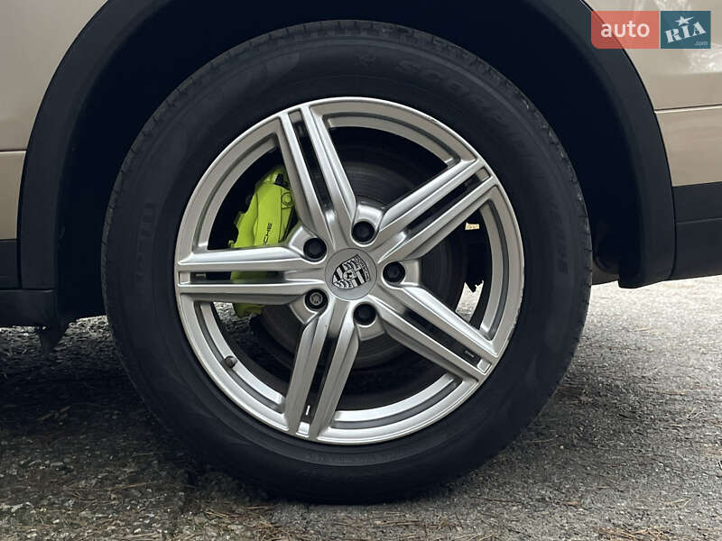 Внедорожник / Кроссовер Porsche Cayenne 2016 в Киеве