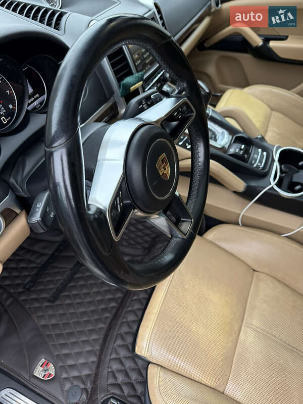 Внедорожник / Кроссовер Porsche Cayenne 2015 в Киеве