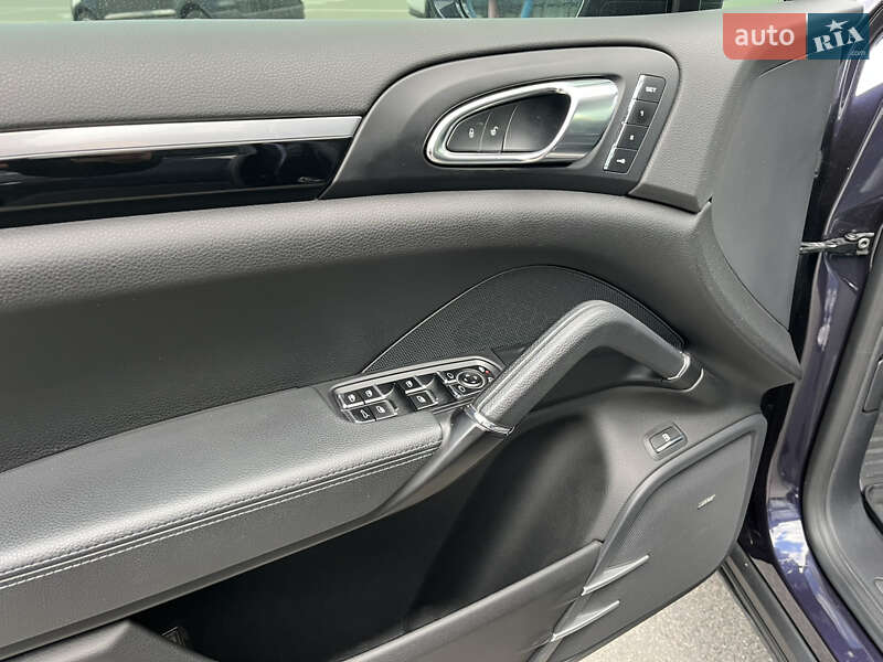 Внедорожник / Кроссовер Porsche Cayenne 2016 в Киеве