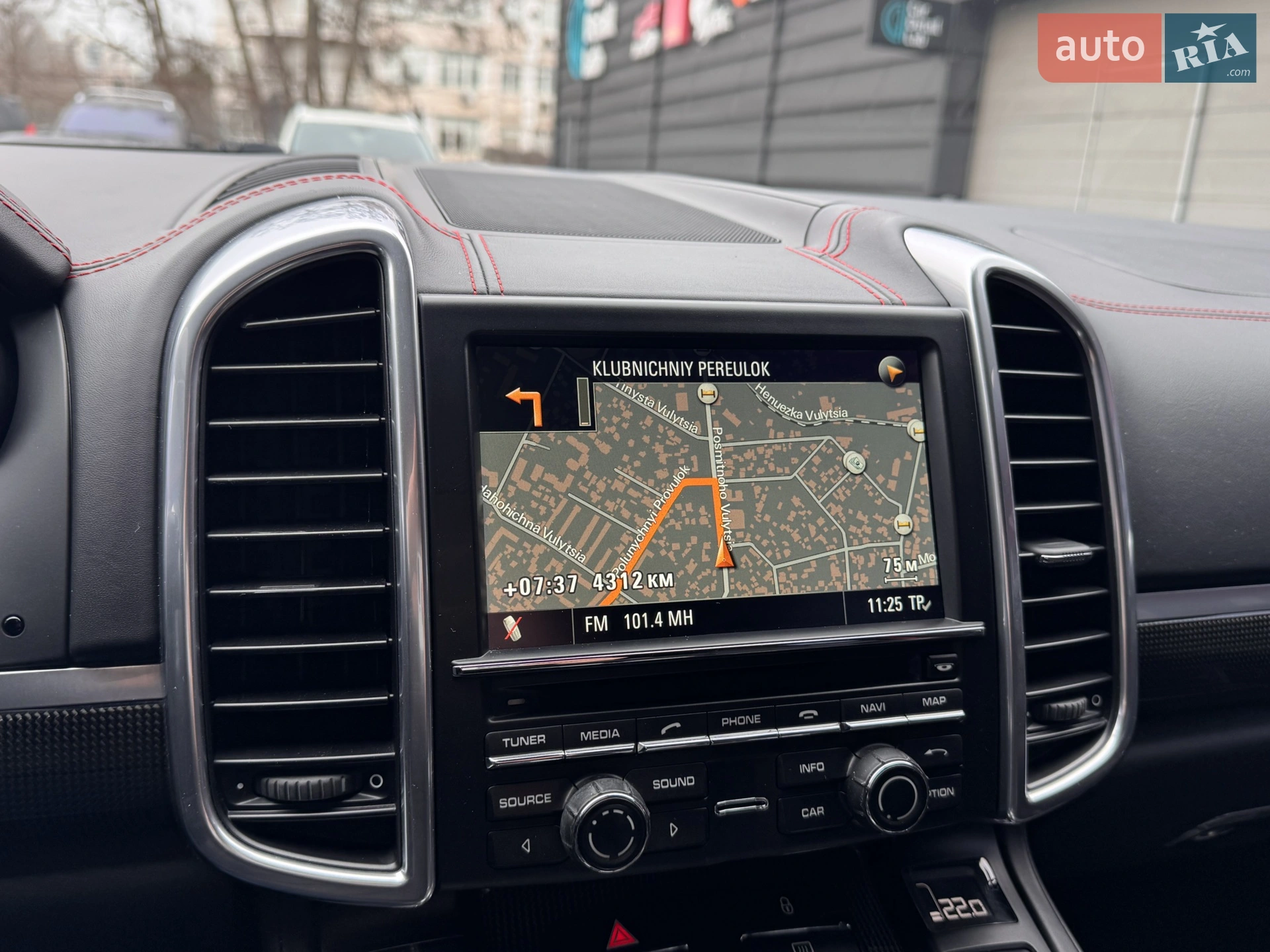 2012 Porsche Cayenne - мініатюра 22
