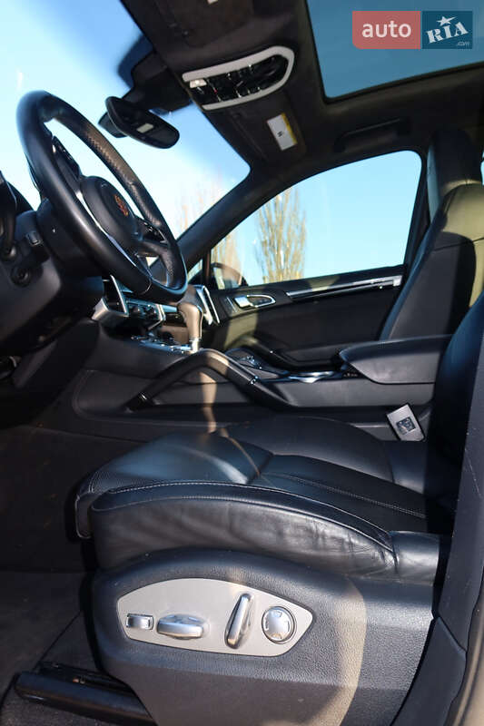 Внедорожник / Кроссовер Porsche Cayenne 2015 в Киеве