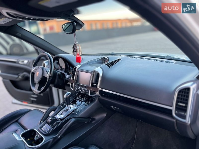 Позашляховик / Кросовер Porsche Cayenne 2014 в Нововолинську