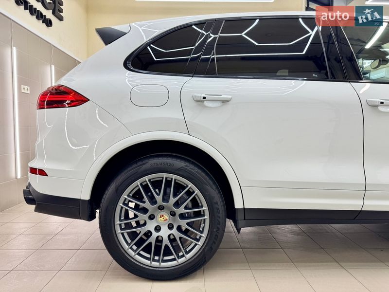 Внедорожник / Кроссовер Porsche Cayenne 2016 в Киеве