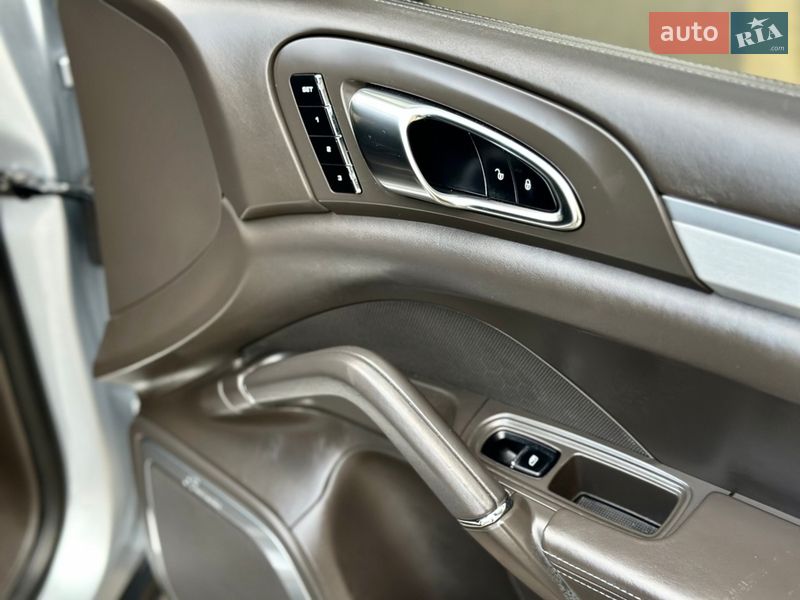 Позашляховик / Кросовер Porsche Cayenne 2015 в Києві