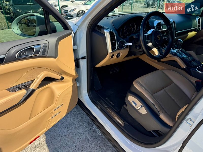 Внедорожник / Кроссовер Porsche Cayenne 2016 в Киеве