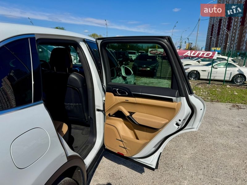 Внедорожник / Кроссовер Porsche Cayenne 2016 в Киеве