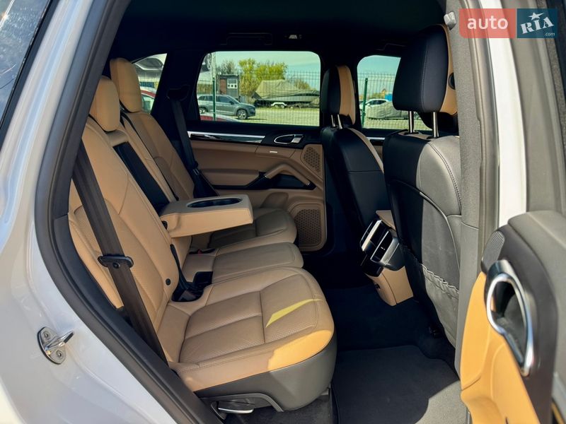 Внедорожник / Кроссовер Porsche Cayenne 2016 в Киеве