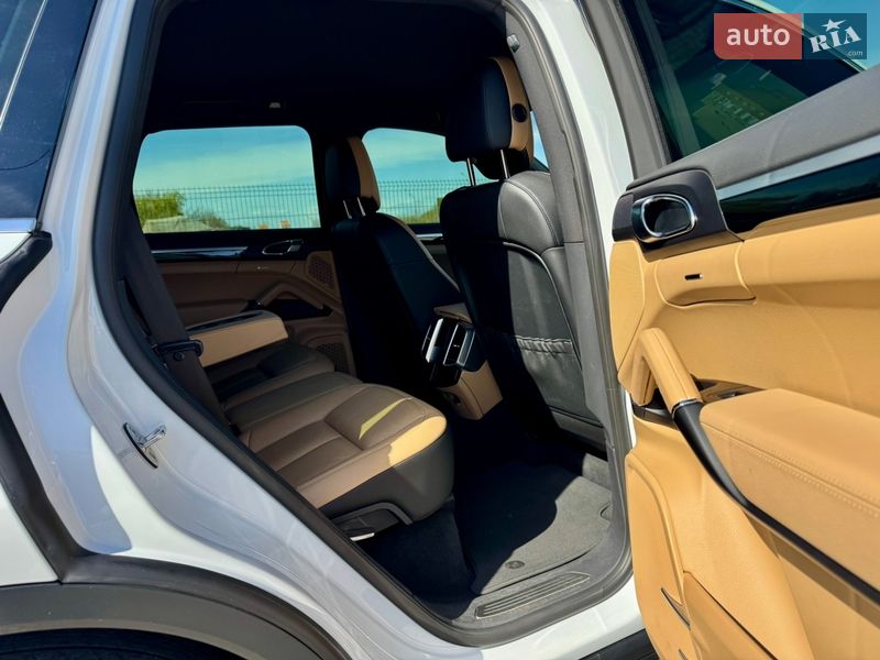 Внедорожник / Кроссовер Porsche Cayenne 2016 в Киеве