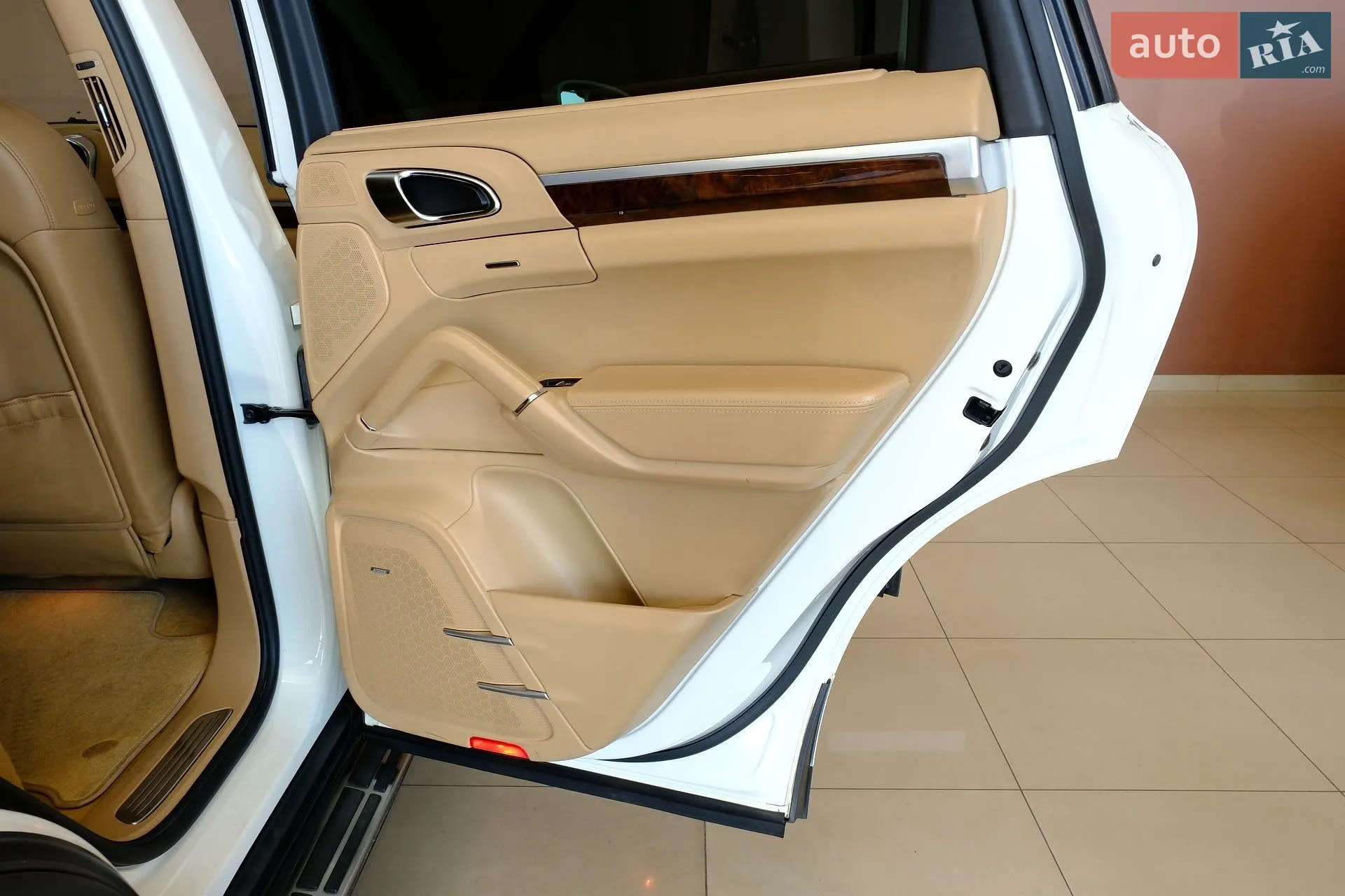 2011 Porsche Cayenne - мініатюра 28