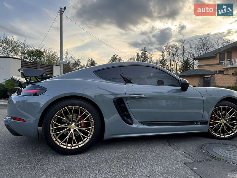 Купе Porsche Cayman 2018 в Киеве