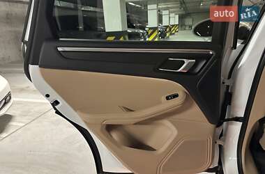 Позашляховик / Кросовер Porsche Macan 2022 в 