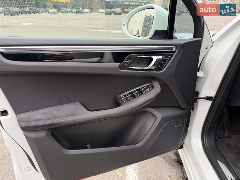 Внедорожник / Кроссовер Porsche Macan 2016 в Киеве