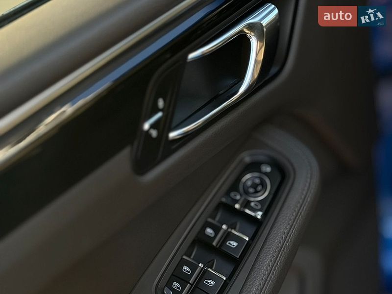 Внедорожник / Кроссовер Porsche Macan 2015 в Киеве