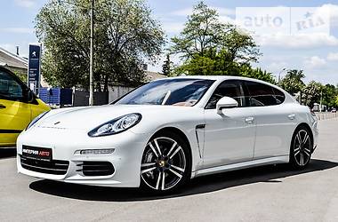 Седан Porsche Panamera 2014 в Киеве