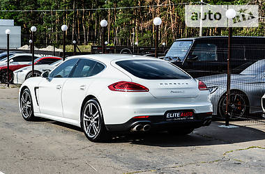 Седан Porsche Panamera 2013 в Киеве