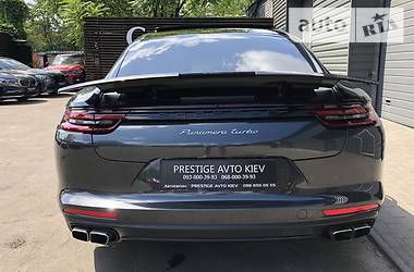 Седан Porsche Panamera 2018 в Киеве