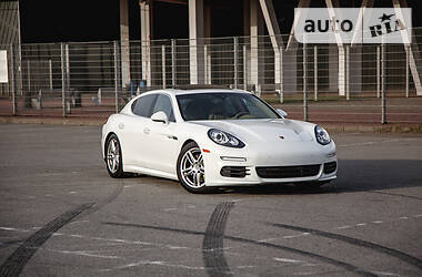 Седан Porsche Panamera 2014 в Киеве