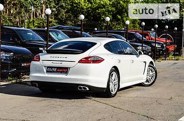 Седан Porsche Panamera 2011 в Киеве