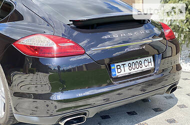 Седан Porsche Panamera 2012 в Олешках