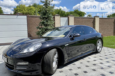 Седан Porsche Panamera 2012 в Олешках