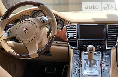 Седан Porsche Panamera 2012 в Олешках